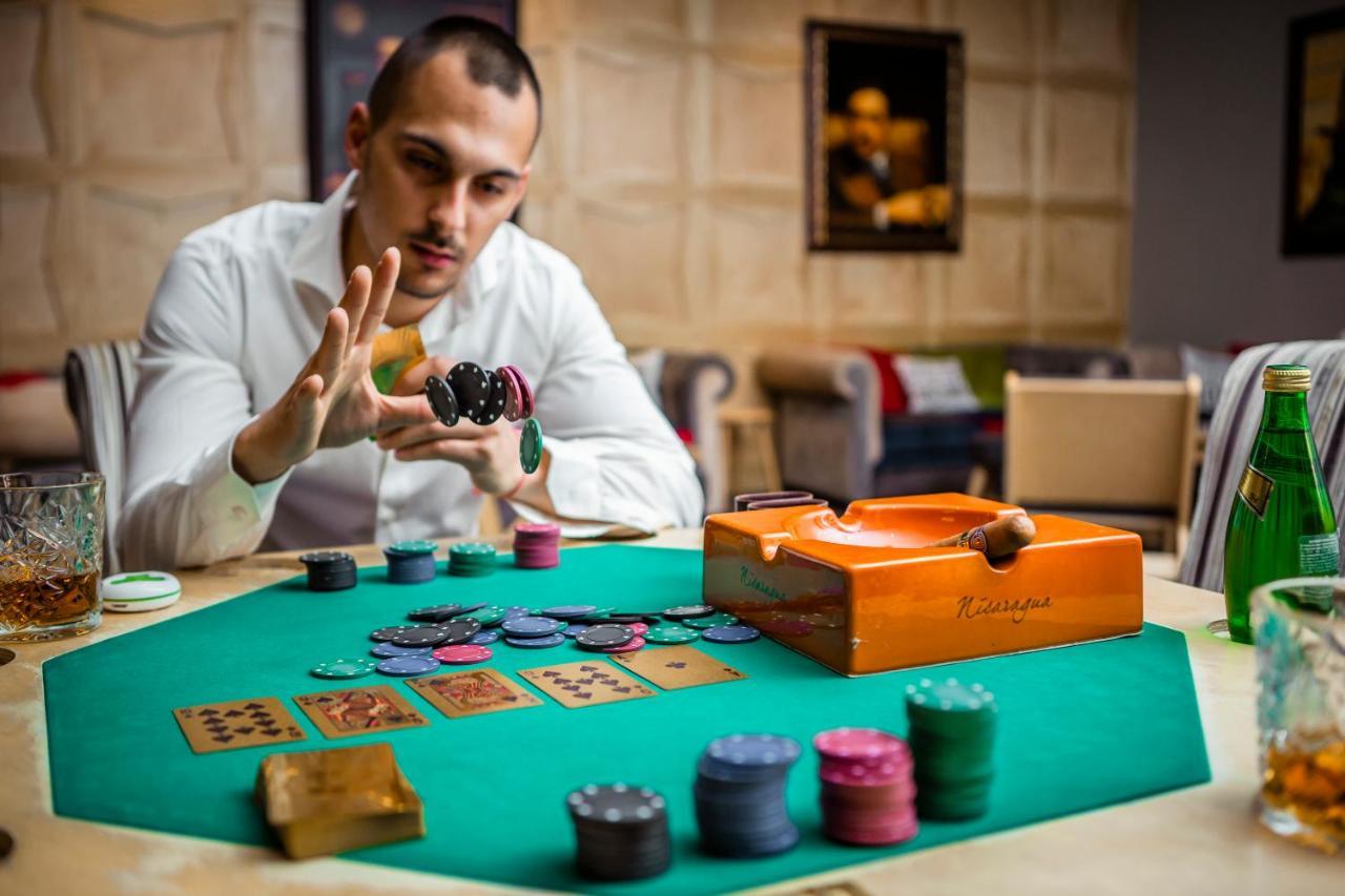 อาร์เต สปา แอนด์ พาร์ค โฮเทล Hotel เวลินกราด ภายนอก รูปภาพ A player at a poker table