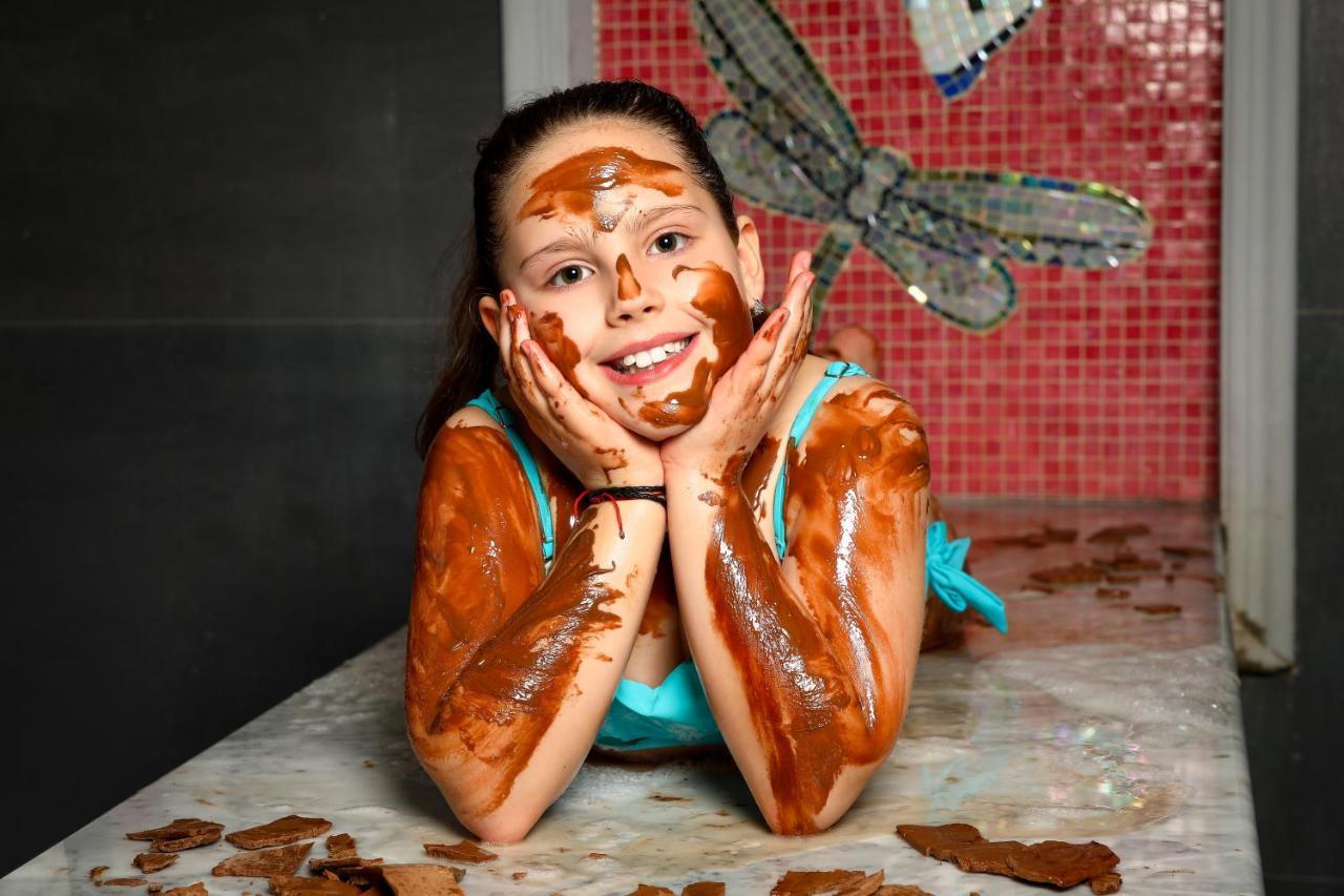 อาร์เต สปา แอนด์ พาร์ค โฮเทล Hotel เวลินกราด ภายนอก รูปภาพ A woman covered in chocolate