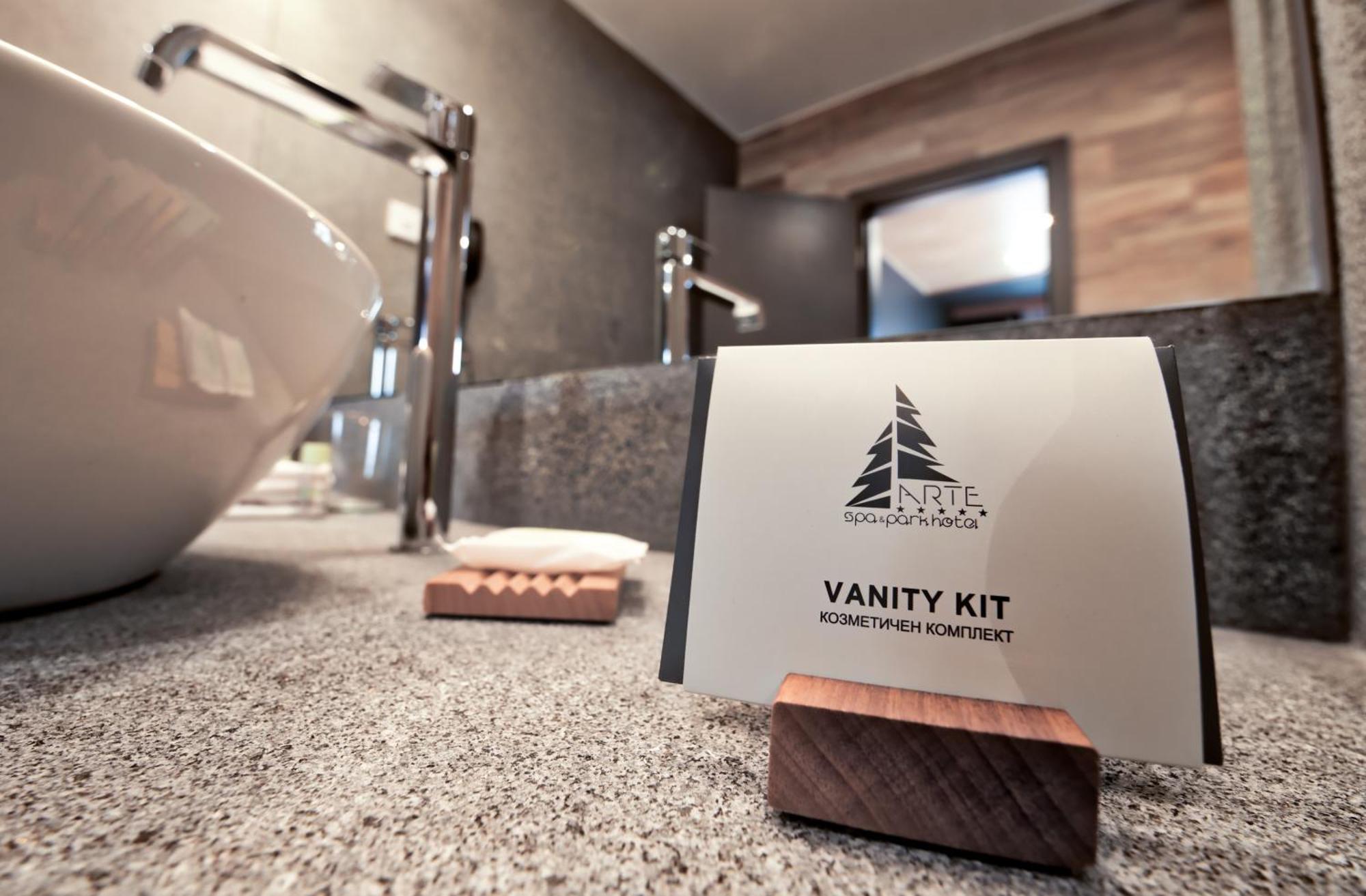 อาร์เต สปา แอนด์ พาร์ค โฮเทล Hotel เวลินกราด ห้อง รูปภาพ A vanity kit