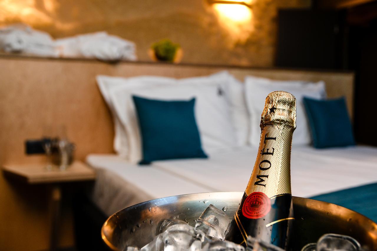 อาร์เต สปา แอนด์ พาร์ค โฮเทล Hotel เวลินกราด ภายนอก รูปภาพ A bottle of Moët & Chandon champagne